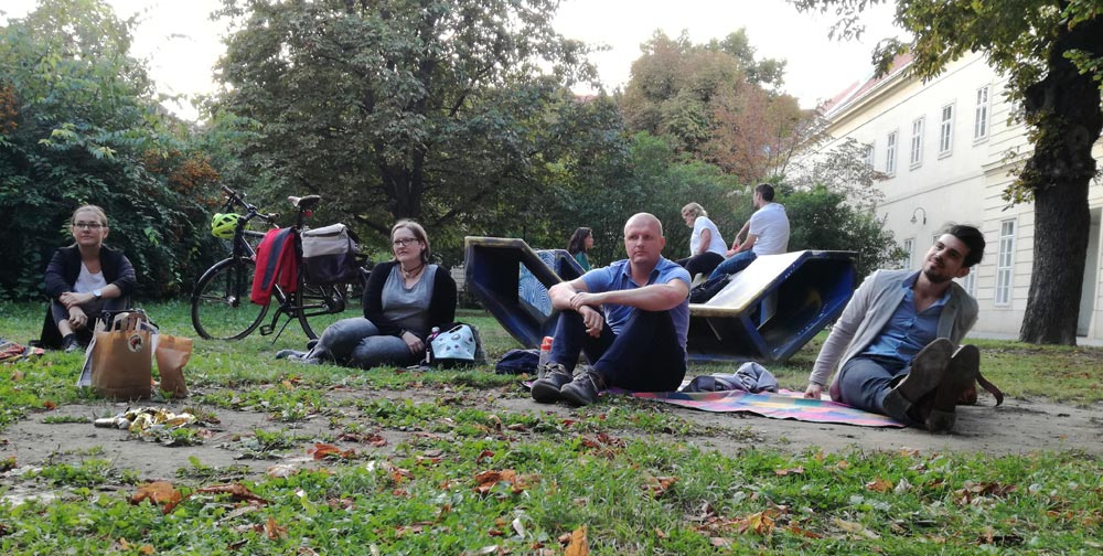 Podcasterinnen sitzen im Gras